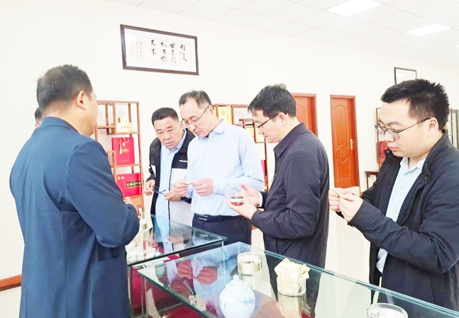 市供销社党组书记、主任王荣雷，竹溪县副县 长喻伟等领导莅临公司调研