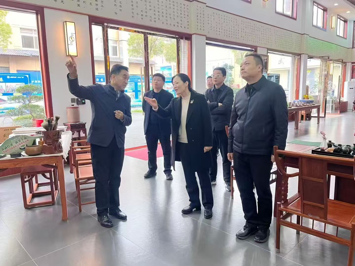 邹桂香副市长莅临竹溪调研茶叶交易市场等项目