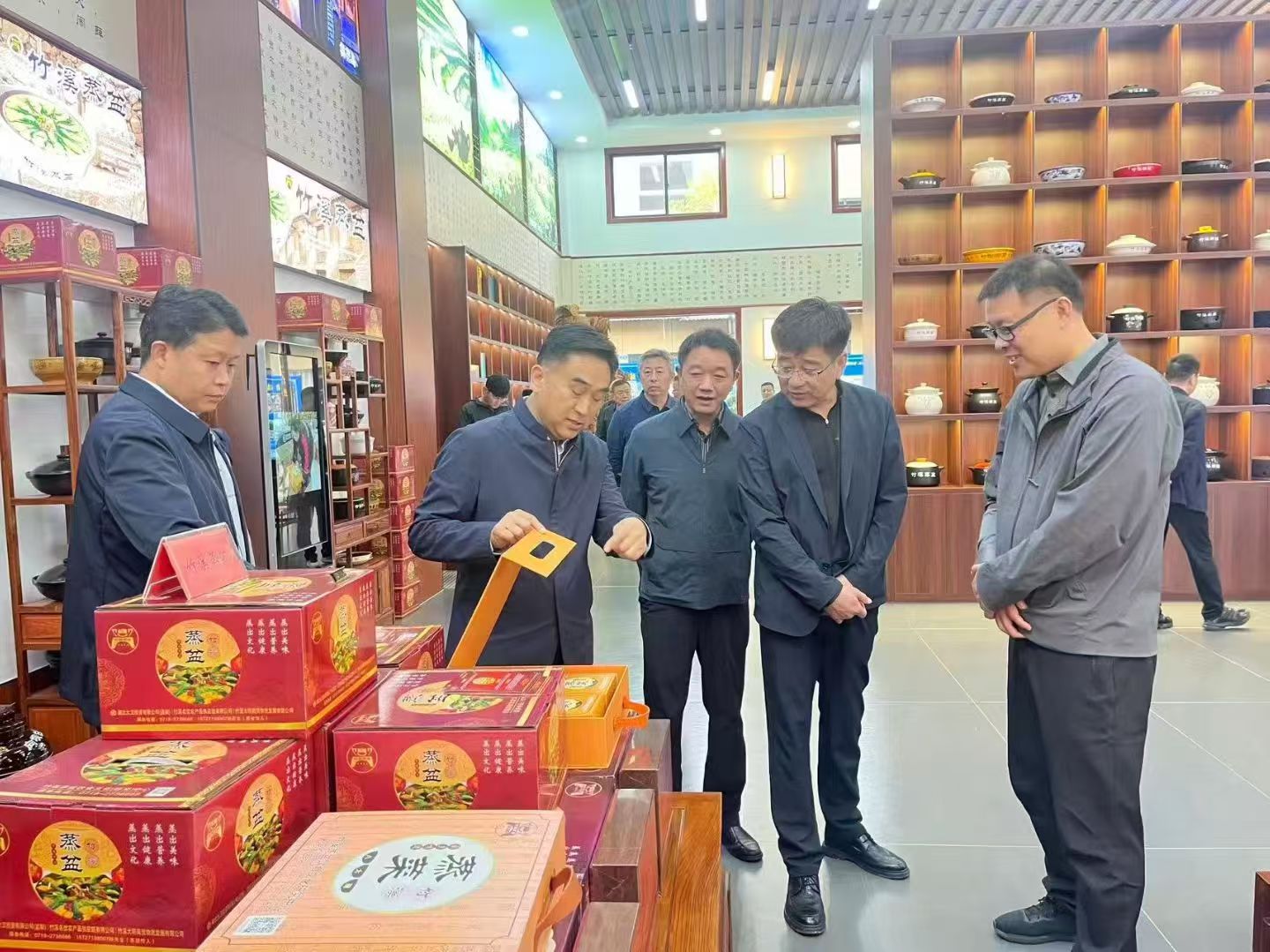 马守新一行莅临竹溪调研集团旗下农贸广场等项目